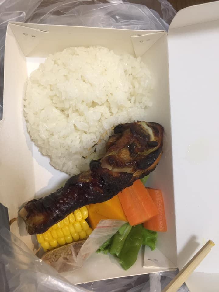 Cô gái khóc ngất vì đồ ăn order khác xa thực tế, dân mạng cà khịa giống hệt, khác mỗi màu-2