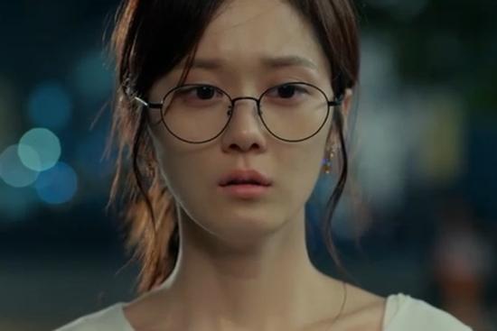 Đang quỳ khóc trong đám tang của chồng, bà cô bất ngờ ghé tai hỏi một câu khiến tôi nín bặt