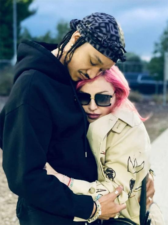 Madonna tuổi 62 xì tin bên bạn trai 26 tuổi-1