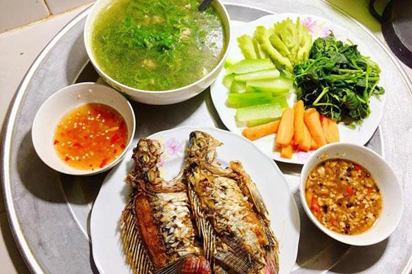 Được người yêu nấu ăn cho, nam thanh niên bật khóc nức nở