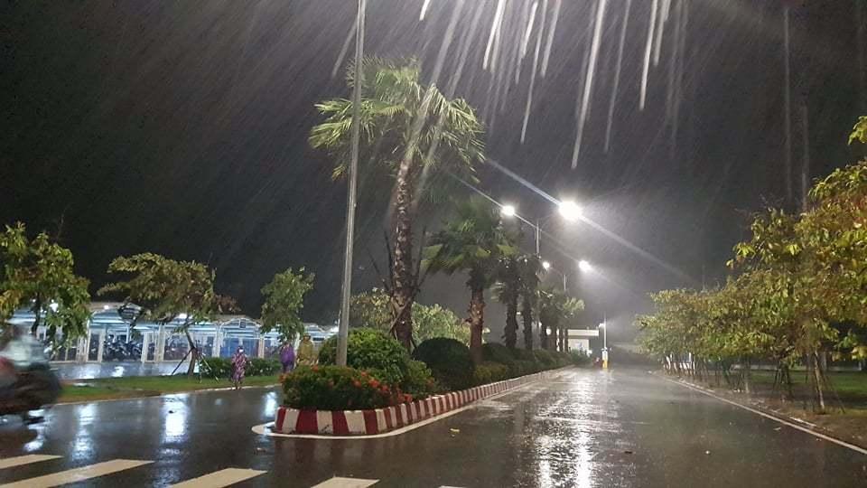 6h sáng, bão số 9 áp sát đất liền: Quảng Ngãi, Quảng Nam mưa rất lớn, gió rít liên tục-1