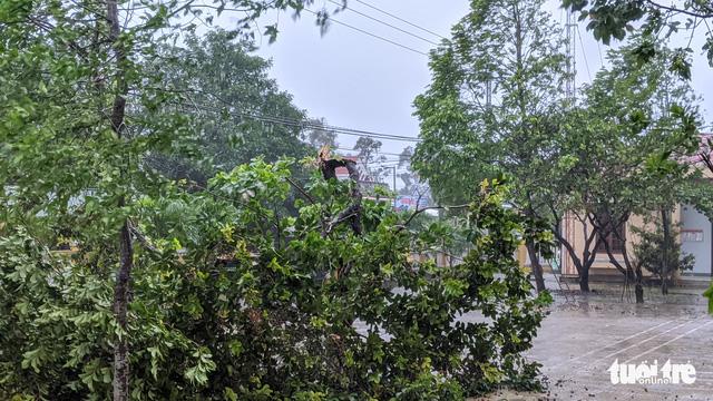 6h sáng, bão số 9 áp sát đất liền: Quảng Ngãi, Quảng Nam mưa rất lớn, gió rít liên tục-2