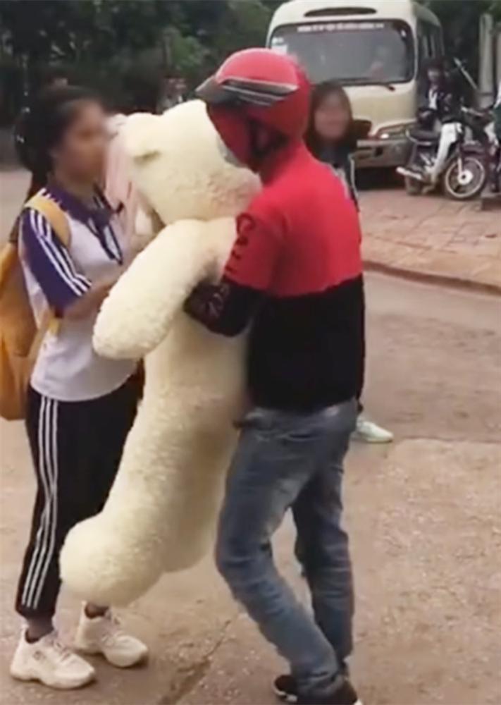 Nam thanh niên ôm gấu bông to bự đến mai phục, tỏ tình với nữ sinh cấp 3 và cái kết cực phũ-1