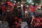 MXH xôn xao cảnh đám đông cổ vũ cô gái đi trên đống than đỏ rực, kết quả khiến ai cũng bất ngờ