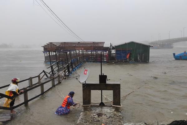 Không mượn được thuyền cứu hộ, điên cuồng chém thủng thuyền xả giận-3