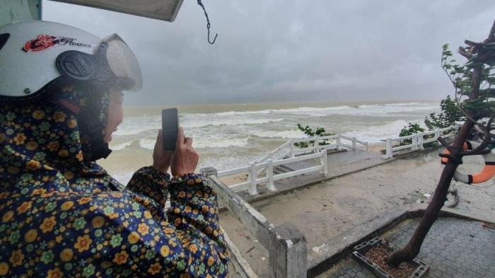 Clip: Bão số 9 vào Đà Nẵng, Quảng Ngãi mưa như trút nước, gió gầm rú kinh hoàng-7