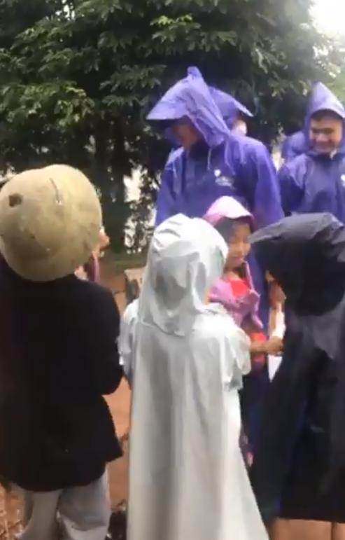 Thủy Tiên - Công Vinh dầm mưa từ thiện, nhắc đi nhắc lại một câu với người dân-4