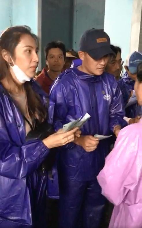 Thủy Tiên - Công Vinh dầm mưa từ thiện, nhắc đi nhắc lại một câu với người dân-5