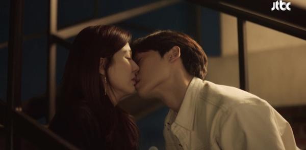 Nụ hôn gây tranh cãi của Kim Ha Neul và bạn diễn kém 17 tuổi-1