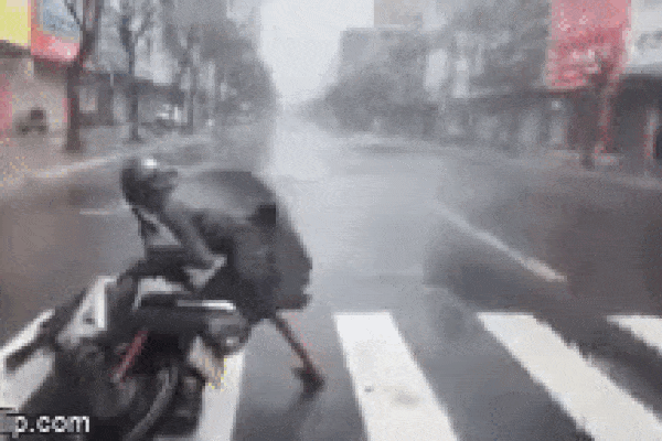 Clip: Thanh niên Đà Nẵng bị gió thổi bay, gồng người dắt xe không kịp chạy