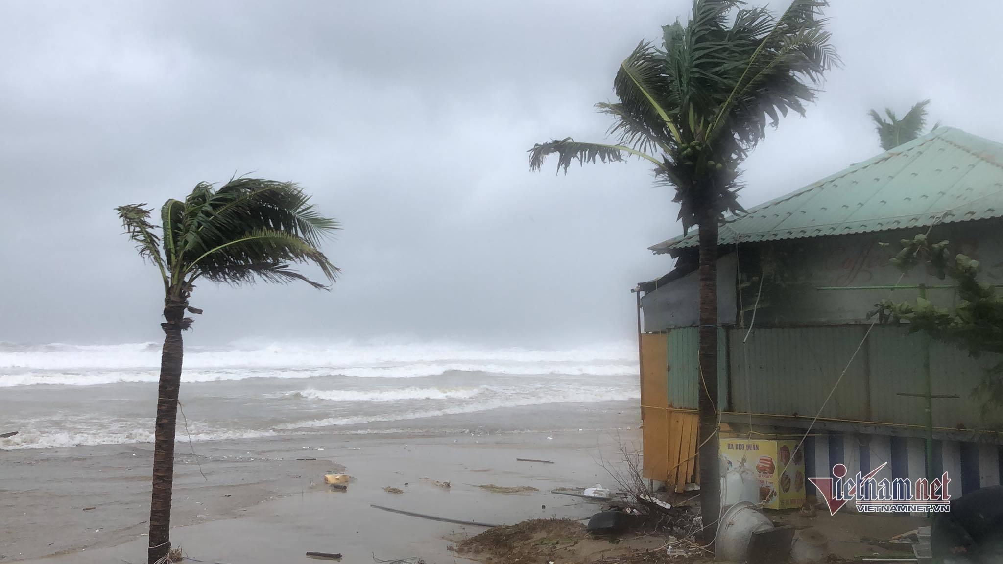 Clip: Thanh niên Đà Nẵng bị gió thổi bay, gồng người dắt xe không kịp chạy-2