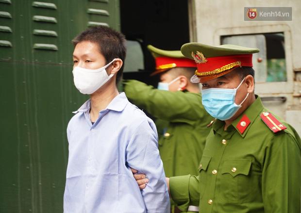 Bé gái 3 tuổi bị mẹ và người tình bạo hành đến chết: Hoãn xét xử, bà ngoại ôm di ảnh cháu khóc nghẹn-1