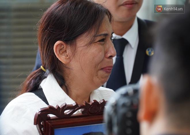 Bé gái 3 tuổi bị mẹ và người tình bạo hành đến chết: Hoãn xét xử, bà ngoại ôm di ảnh cháu khóc nghẹn-4