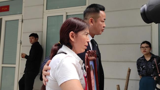 Bé gái 3 tuổi bị mẹ và người tình bạo hành đến chết: Hoãn xét xử, bà ngoại ôm di ảnh cháu khóc nghẹn-5