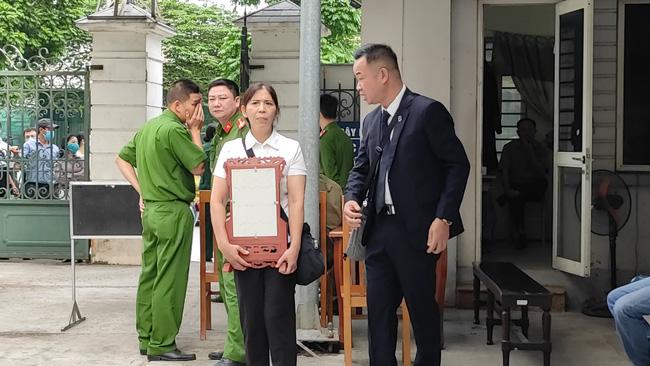 Bé gái 3 tuổi bị mẹ và người tình bạo hành đến chết: Hoãn xét xử, bà ngoại ôm di ảnh cháu khóc nghẹn-6