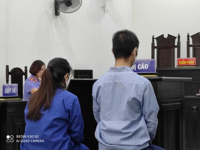 Bé gái 3 tuổi bị mẹ và người tình bạo hành đến chết: Hoãn xét xử, bà ngoại ôm di ảnh cháu khóc nghẹn-2