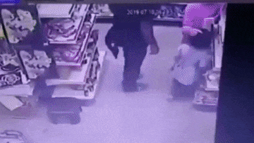 Truy tìm kẻ biến thái sàm sỡ bé gái trong siêu thị-1