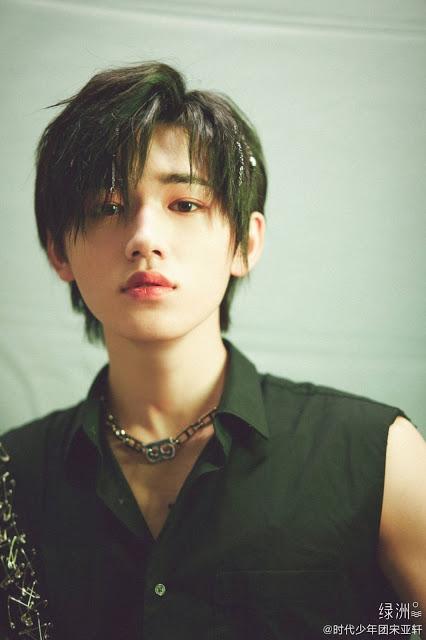 Vương Nhất Bác và loạt sao Hoa ngữ chuộng mốt gắn khuyên lên tóc-5