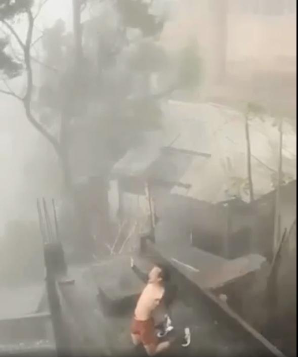 Clip: Chết cười thanh niên phanh ngực nhún nhảy giữa trời thách thức bão giông-3