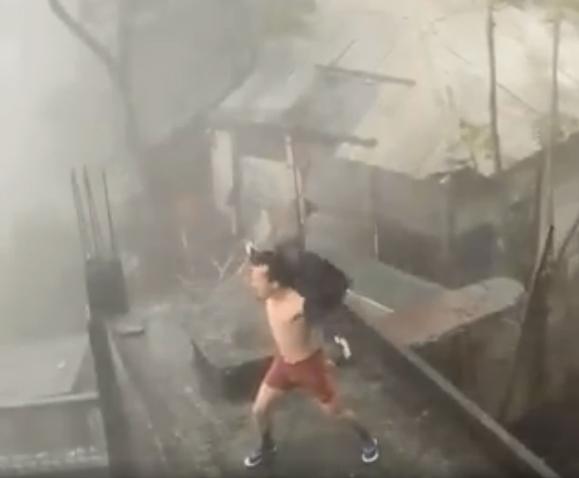 Clip: Chết cười thanh niên phanh ngực nhún nhảy giữa trời thách thức bão giông-2