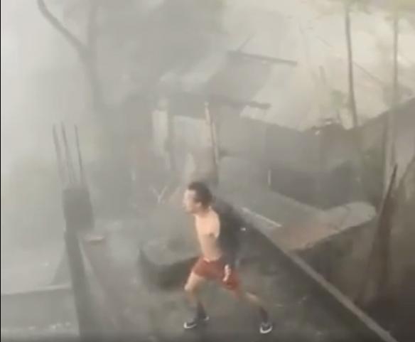 Clip: Chết cười thanh niên phanh ngực nhún nhảy giữa trời thách thức bão giông-4