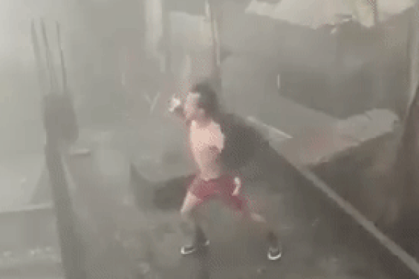 Clip: Chết cười thanh niên phanh ngực nhún nhảy giữa trời thách thức bão giông-5