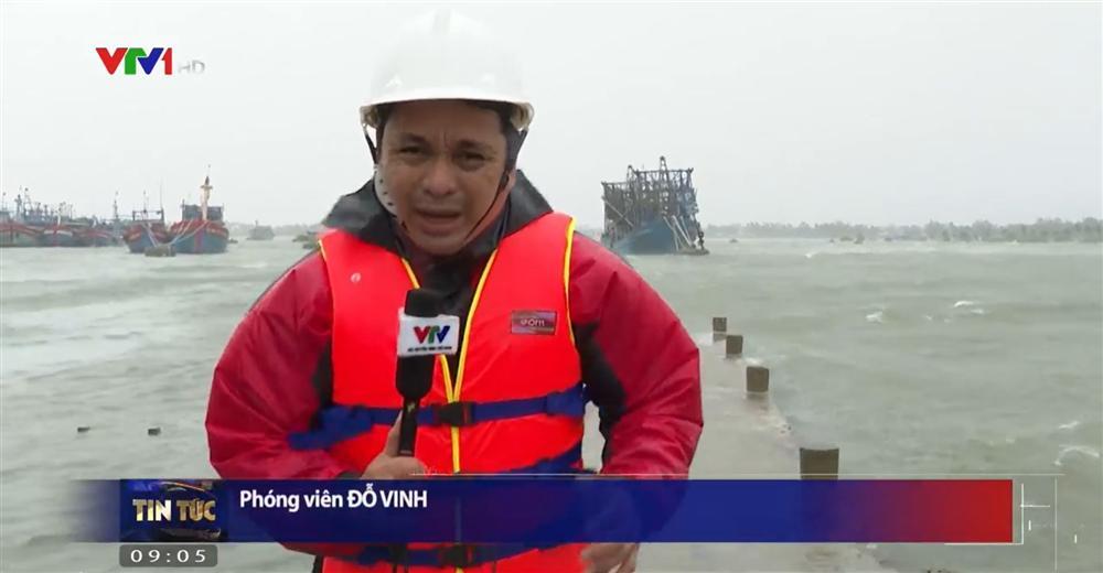 Phóng viên VTV bị gió xô nghiêng ngả khi tác nghiệp tâm bão Noru-4