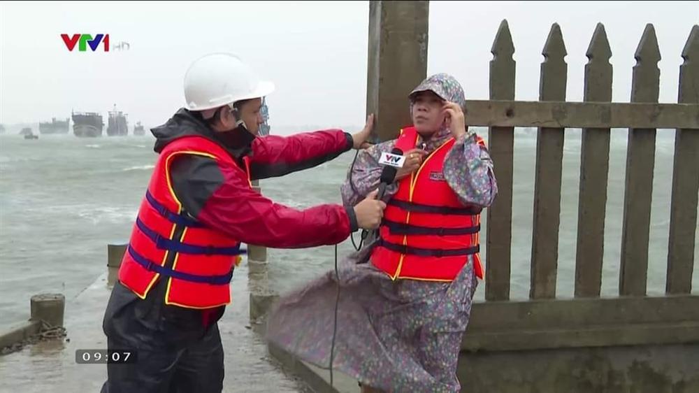 Phóng viên VTV bị gió xô nghiêng ngả khi tác nghiệp tâm bão Noru-5