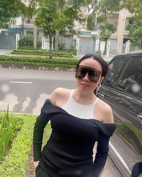 Lằn mỡ nách lù lù, Phượng Chanel vẫn đu trend diện áo khoét vai-3