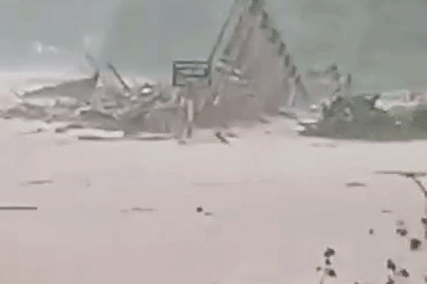 Clip: Dân Kon Tum hoảng loạn nhìn thác nước tuôn trào dữ dội sau bão số 9-1