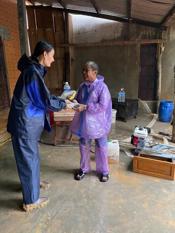 Phản ứng của chồng Việt kiều khi Lê Thúy làm từ thiện tới mức âm tiền nhà-4