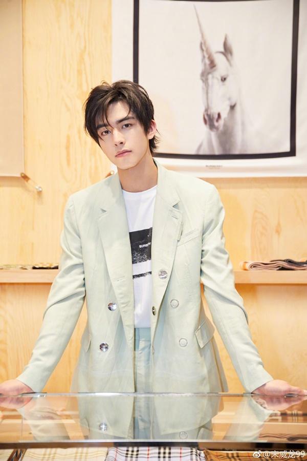 Tống Uy Long: nam thần thế hệ mới có duyên yêu đàn chị-2