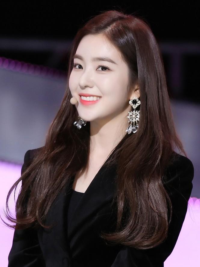 Sở hữu nhan sắc nổi bật, Irene cũng có sự nghiệp riêng hơn hẳn các thành viên trong nhóm. Không chỉ là gương mặt đại diện cho nhiều thương hiệu, làm MC truyền hình, mới đây nhất Irene cũng được o bế vai chính cho phim điện ảnh đầu tay.