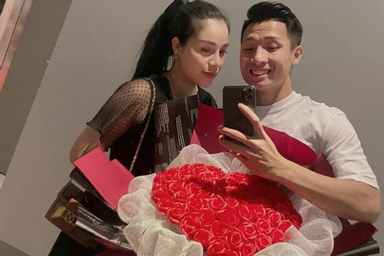 Khánh Linh đặt lại trạng thái 'đã đính hôn' với Bùi Tiến Dũng