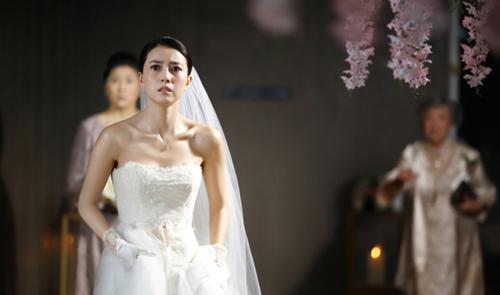 Đang tiến vào lễ đường, một người lạ mặt ném cho tôi mảnh giấy, nội dung khiến tôi đau điếng-2