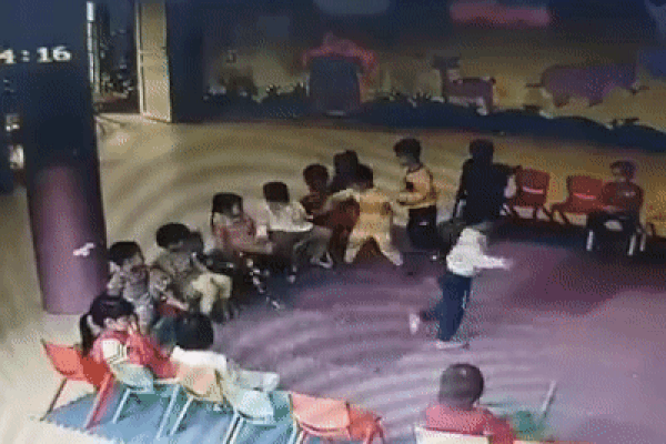 Tạm đình chỉ công tác cô giáo mầm non đánh, cắn học sinh trong lớp-2