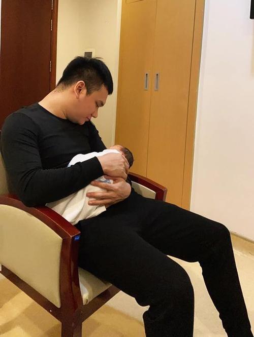 Bất ngờ với nhan sắc bà xã Khắc Việt sau 10 ngày sinh nở-2