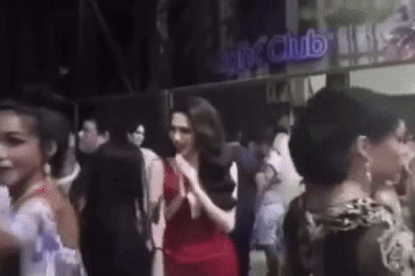 Netizen khẩu chiến vì clip Hương Giang tại Hoa hậu chuyển giới 2018: Giây trước tươi rói với fan, giây sau quay ngoắt 180 độ