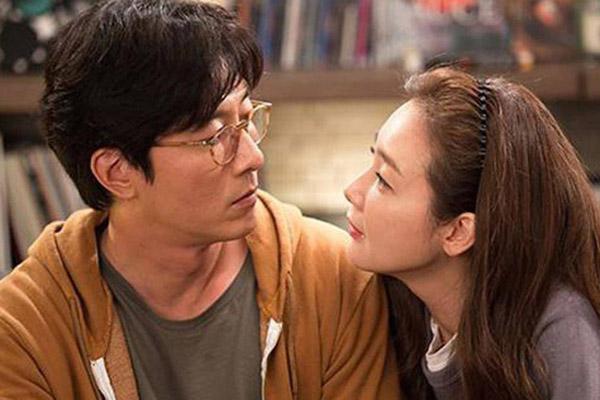 Xúc động chú rể vừa đi vừa khóc, bế mẹ bị bại liệt lên sâu khấu trao nhẫn cưới-2