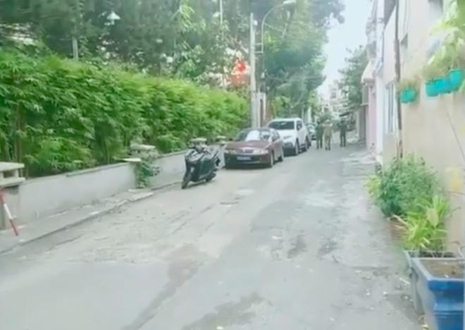 Người đàn ông tâm thần ở Sài Gòn cầm dao, điên cuồng chặt chém nhiều ô tô-1