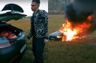 Clip gây sốc: Chàng trai tưới xăng châm lửa đốt siêu xe gần 4 tỷ đồng vì 'bực mình'