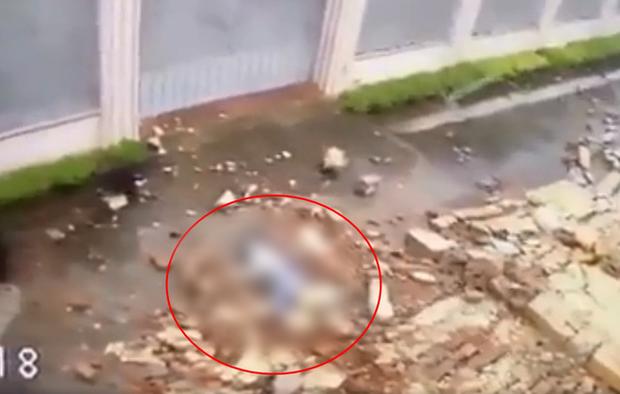 Clip: Cô gái đang đi bộ dưới trời mưa bị bức tường đổ vào nằm bất động-1