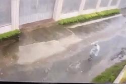Clip: Cô gái đang đi bộ dưới trời mưa bị bức tường đổ vào nằm bất động