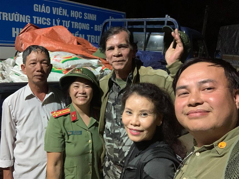 Thắc mắc mẹ đi từ thiện mãi chưa về, Hồ Ngọc Hà xúc động khi biết lý do-6