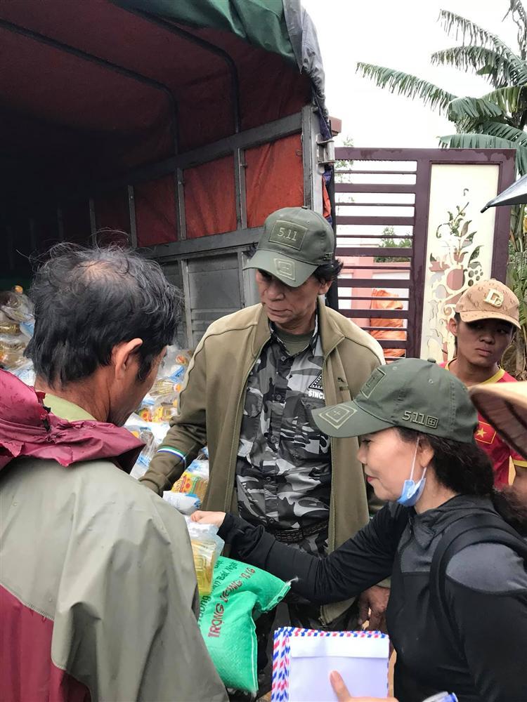 Thắc mắc mẹ đi từ thiện mãi chưa về, Hồ Ngọc Hà xúc động khi biết lý do-5