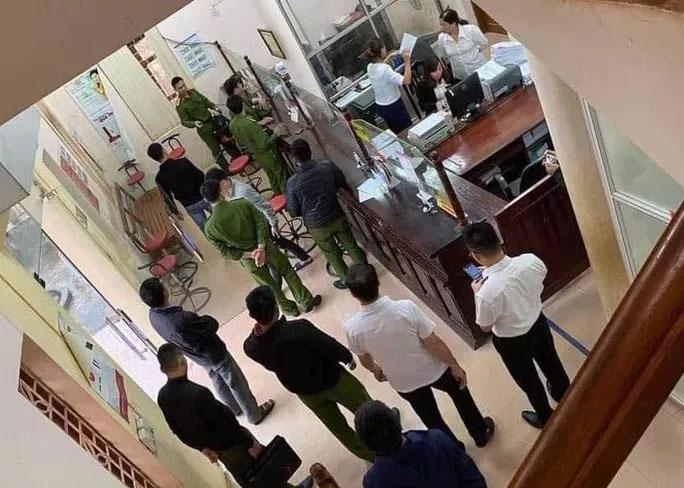 Nóng: Táo tợn xông vào cướp ngân hàng ở Hòa Bình, cuỗm đi hơn 200 triệu-2