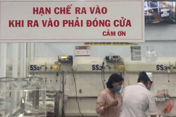 Đau lòng: Cha đón con đi học về rồi đóng cửa nhà châm lửa đốt, 2 cháu bé bị bỏng rất nặng-1