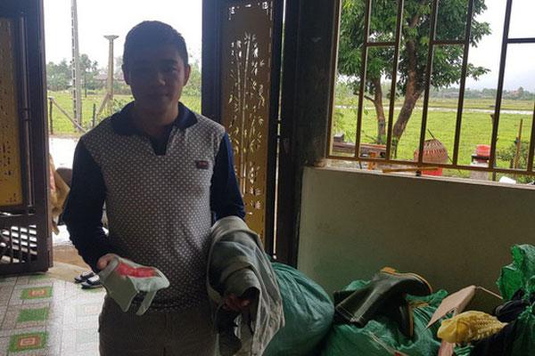 Phát hiện 2 chỉ vàng trong quần áo cứu trợ, người đàn ông nghèo vùng lũ xin trả lại-1