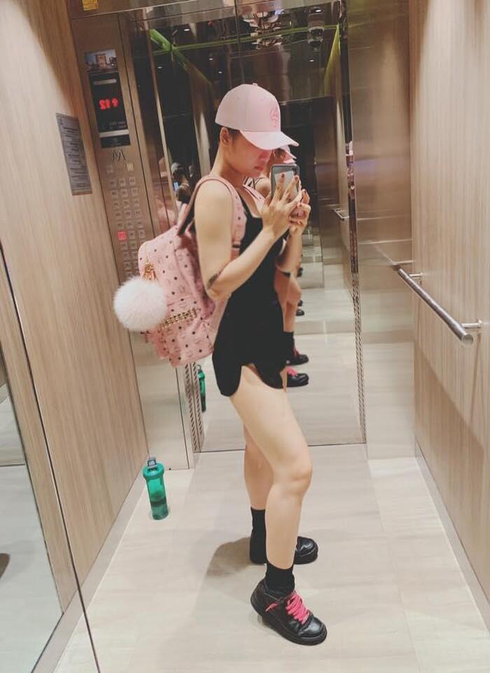 Không chỉ Phượng Chanel, cả Mai Phương Thúy và Ngọc Trinh đều từng dính lỗi phá dáng đồ hiệu-10