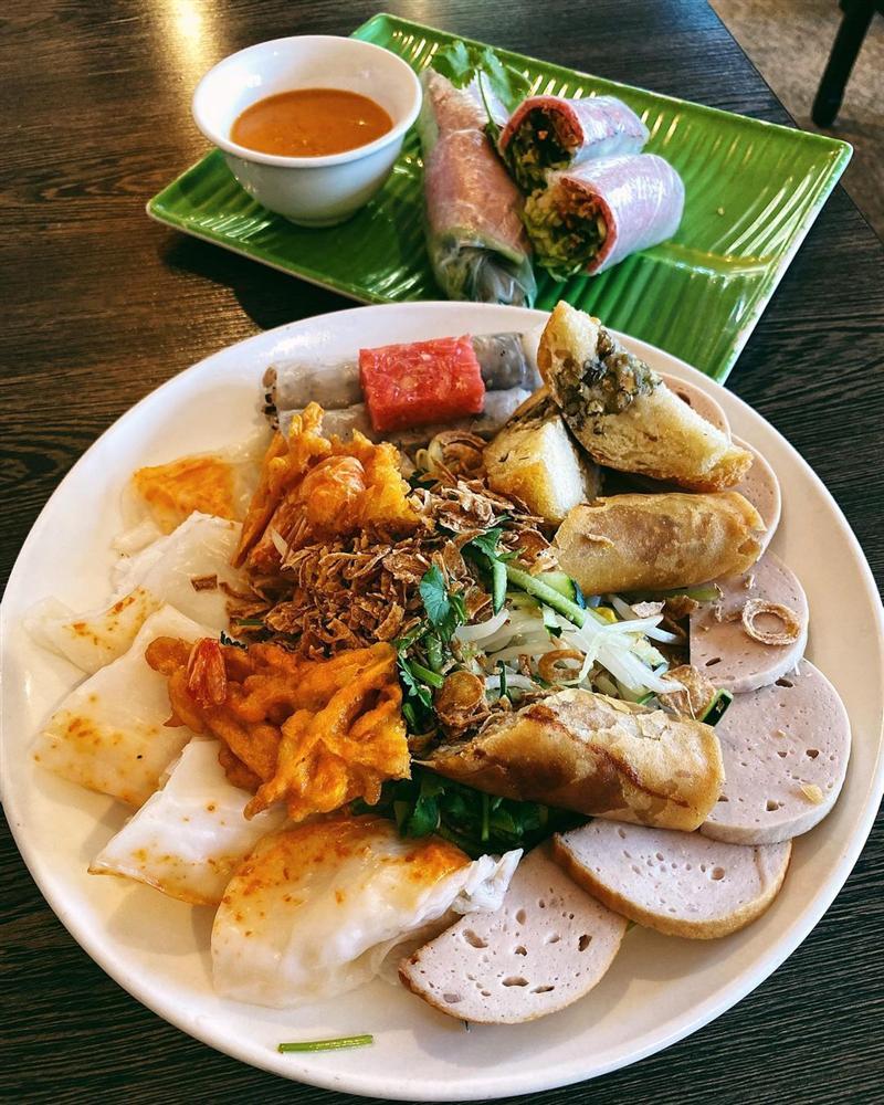 Thúy Vi ăn chơi đĩa bánh cuốn tôm thịt cay xè, dân mạng nhìn ứa gan-4